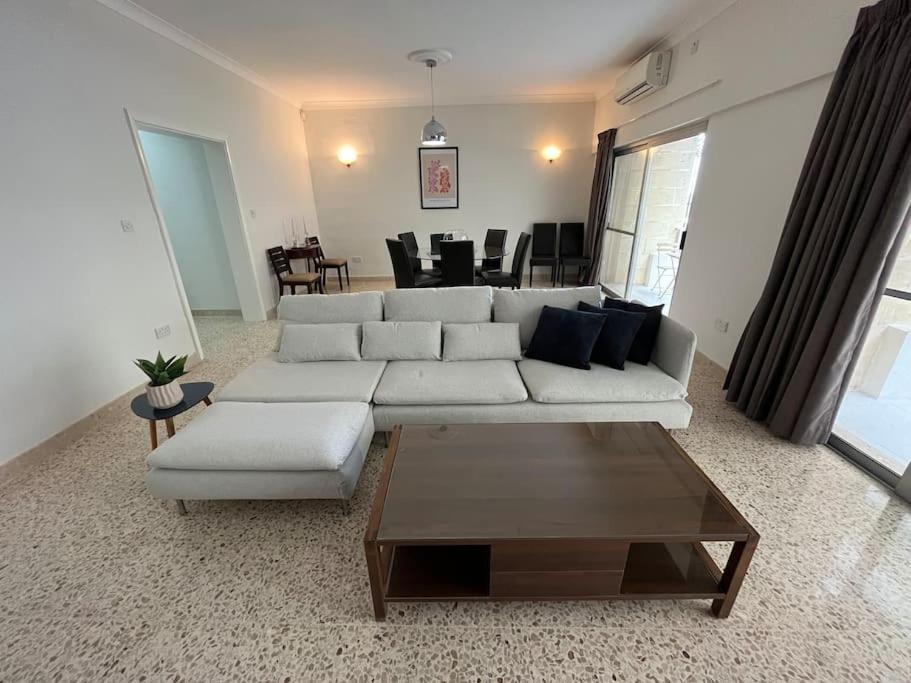 Seaview 3 Bedroom Apartment In Sliema Bagian luar foto