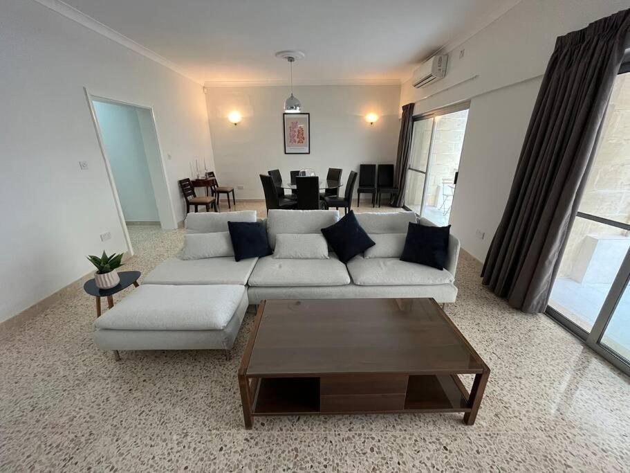 Seaview 3 Bedroom Apartment In Sliema Bagian luar foto