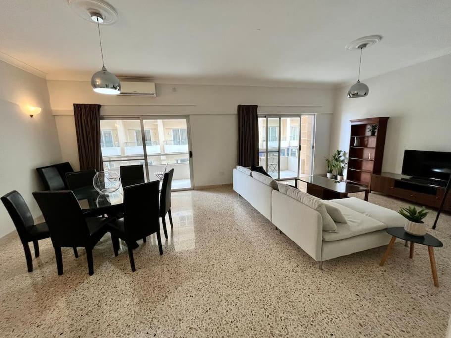 Seaview 3 Bedroom Apartment In Sliema Bagian luar foto